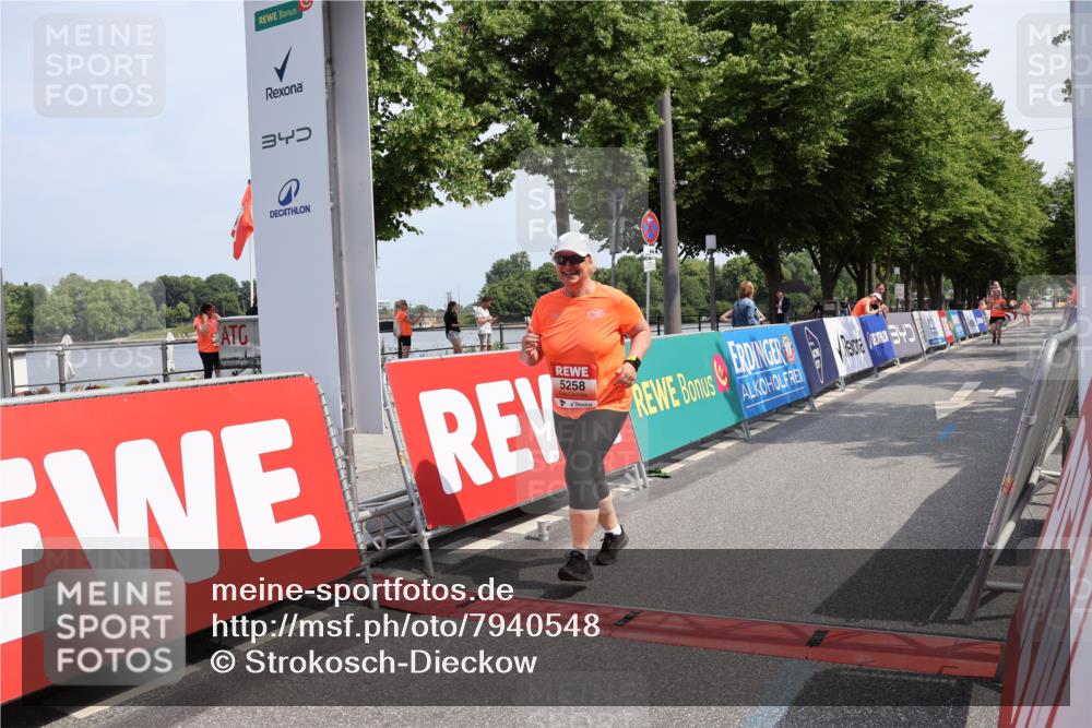 15.06.2025 - REWE Women's Run Strokosch-Dieckow http://msf.ph/oto/7940548 15.06.2025 11:19:20 Ziel 5258 meine-sportfotos.de