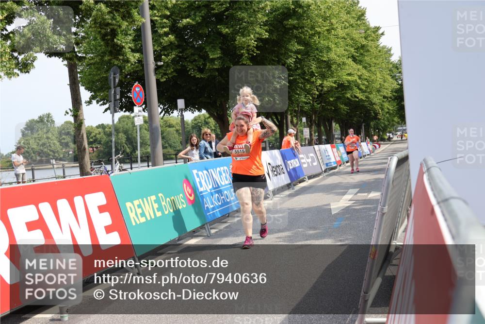 15.06.2025 - REWE Women's Run Strokosch-Dieckow http://msf.ph/oto/7940636 15.06.2025 11:19:30 Ziel 5515, 5626 meine-sportfotos.de