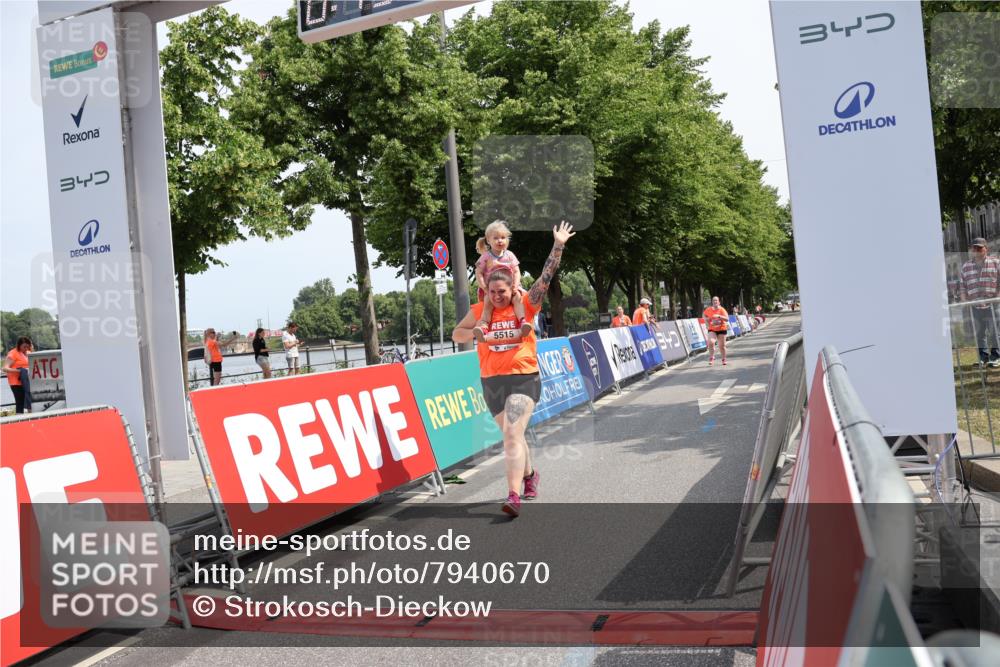 15.06.2025 - REWE Women's Run Strokosch-Dieckow http://msf.ph/oto/7940670 15.06.2025 11:19:31 Ziel 5515, 5626 meine-sportfotos.de