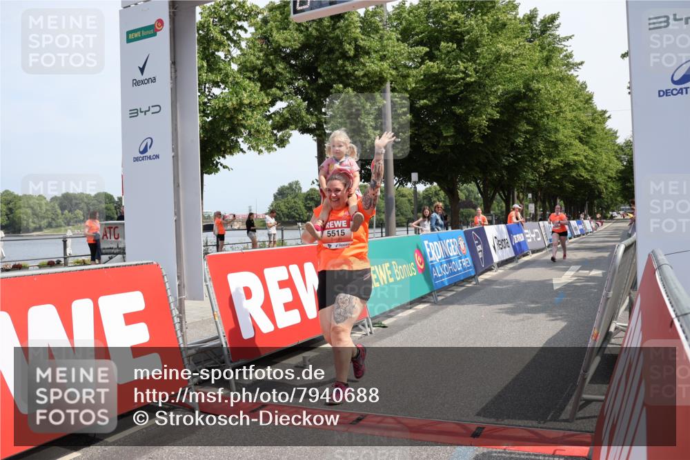 15.06.2025 - REWE Women's Run Strokosch-Dieckow http://msf.ph/oto/7940688 15.06.2025 11:19:32 Ziel 5515, 5626 meine-sportfotos.de