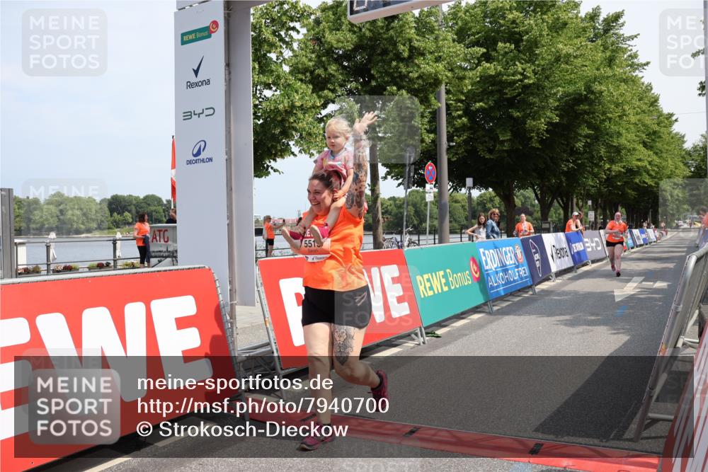 15.06.2025 - REWE Women's Run Strokosch-Dieckow http://msf.ph/oto/7940700 15.06.2025 11:19:32 Ziel 5515, 5626 meine-sportfotos.de