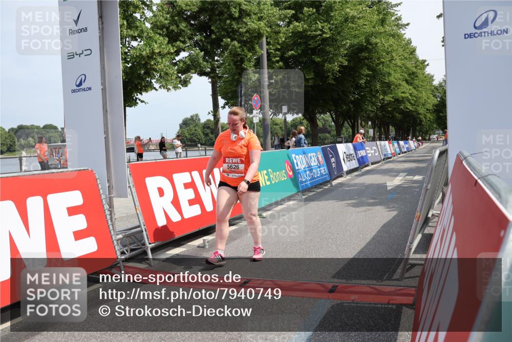 15.06.2025 - REWE Women's Run Strokosch-Dieckow http://msf.ph/oto/7940749 15.06.2025 11:19:37 Ziel 5515, 5626 meine-sportfotos.de