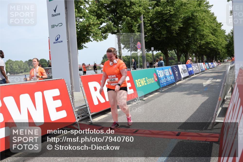 15.06.2025 - REWE Women's Run Strokosch-Dieckow http://msf.ph/oto/7940760 15.06.2025 11:19:37 Ziel 5515, 5626 meine-sportfotos.de
