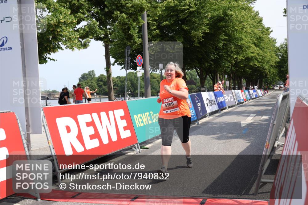 15.06.2025 - REWE Women's Run Strokosch-Dieckow http://msf.ph/oto/7940832 15.06.2025 11:20:35 Ziel 5569 meine-sportfotos.de
