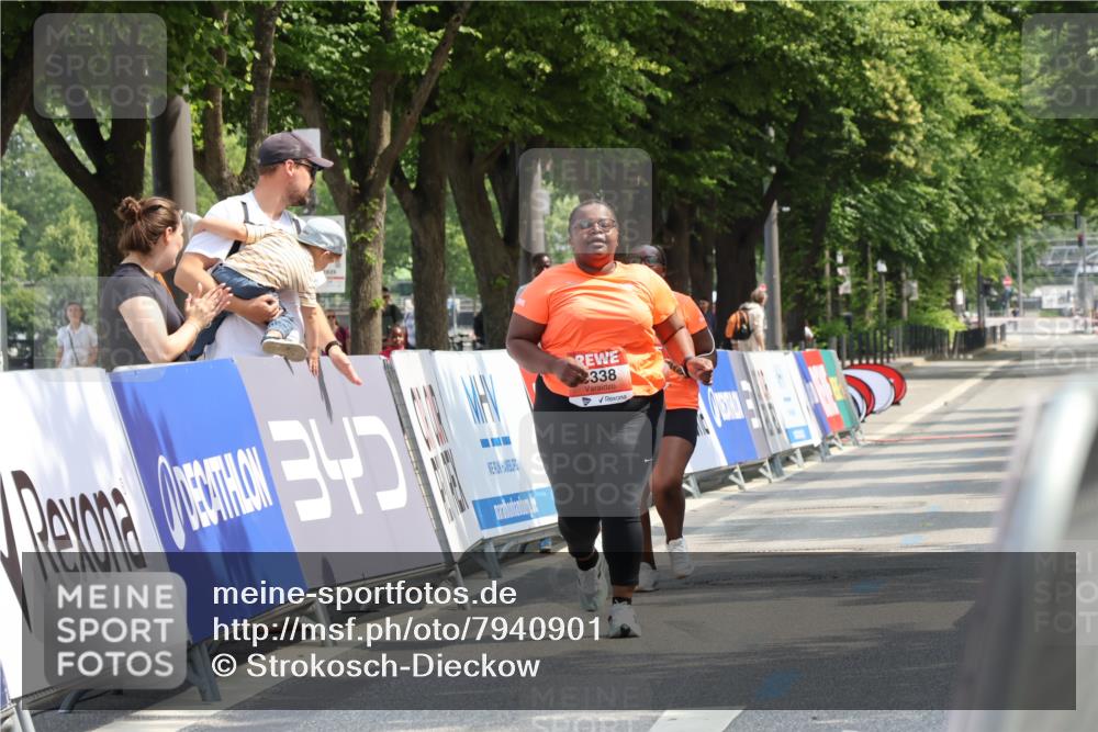 15.06.2025 - REWE Women's Run Strokosch-Dieckow http://msf.ph/oto/7940901 15.06.2025 11:22:03 Ziel  meine-sportfotos.de