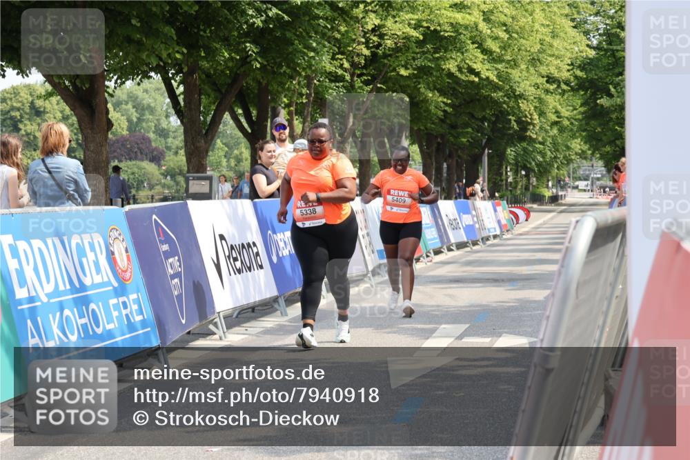 15.06.2025 - REWE Women's Run Strokosch-Dieckow http://msf.ph/oto/7940918 15.06.2025 11:22:06 Ziel 5338, 5409 meine-sportfotos.de