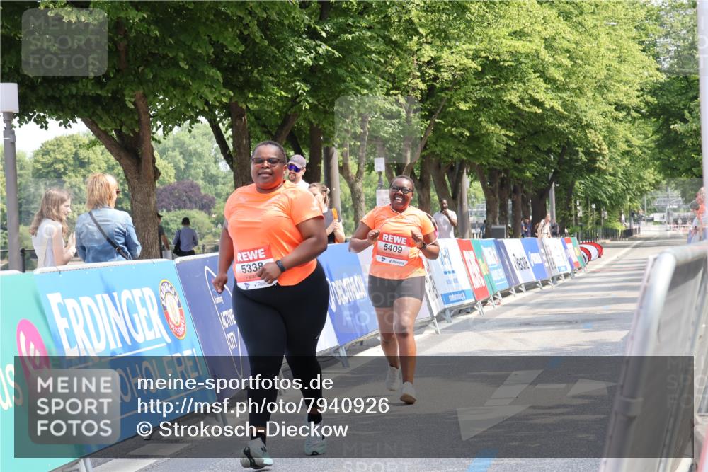 15.06.2025 - REWE Women's Run Strokosch-Dieckow http://msf.ph/oto/7940926 15.06.2025 11:22:07 Ziel 5338, 5409 meine-sportfotos.de