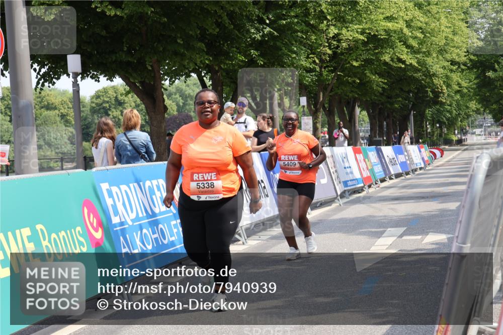 15.06.2025 - REWE Women's Run Strokosch-Dieckow http://msf.ph/oto/7940939 15.06.2025 11:22:08 Ziel 5338, 5409 meine-sportfotos.de
