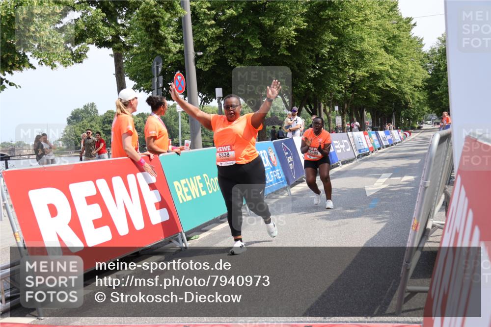 15.06.2025 - REWE Women's Run Strokosch-Dieckow http://msf.ph/oto/7940973 15.06.2025 11:22:09 Ziel 5338, 5409 meine-sportfotos.de