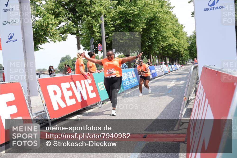 15.06.2025 - REWE Women's Run Strokosch-Dieckow http://msf.ph/oto/7940982 15.06.2025 11:22:09 Ziel 5338, 5409 meine-sportfotos.de