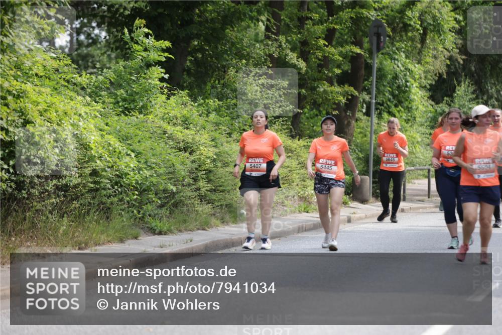 15.06.2025 - REWE Women's Run Jannik Wohlers http://msf.ph/oto/7941034 15.06.2025 10:15:18 Laufen 53, 5645, 5407, 5445, 5504 meine-sportfotos.de