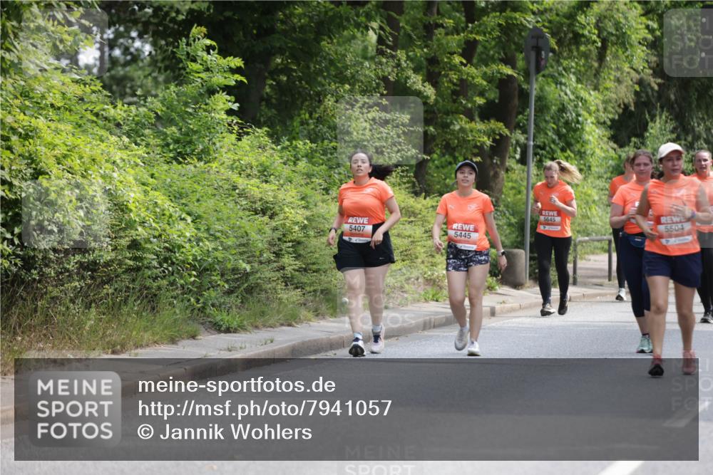 15.06.2025 - REWE Women's Run Jannik Wohlers http://msf.ph/oto/7941057 15.06.2025 10:15:18 Laufen 5645, 5407, 5445, 5504 meine-sportfotos.de