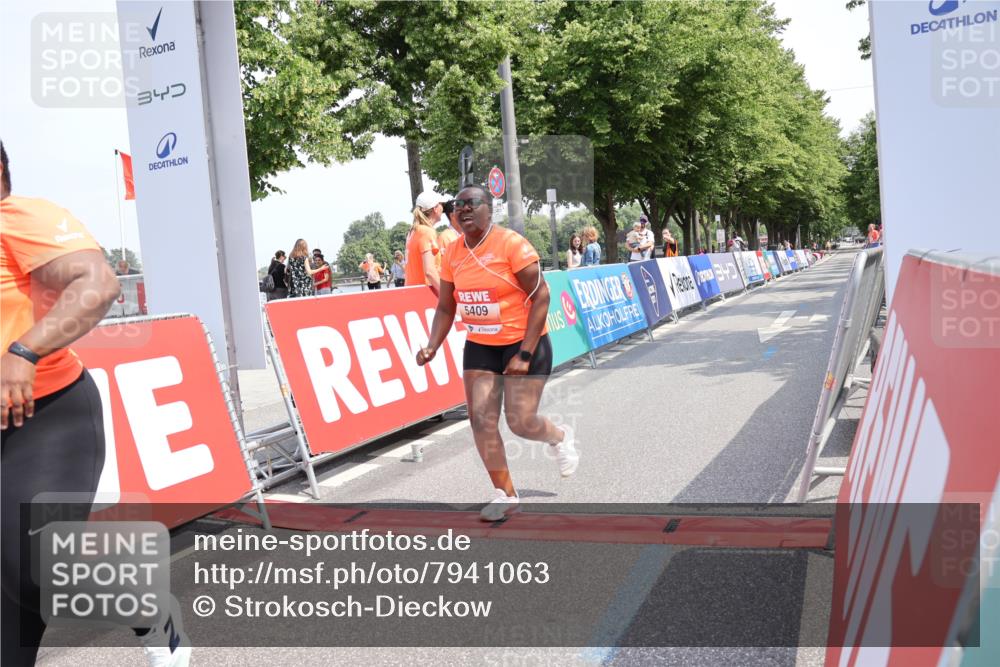 15.06.2025 - REWE Women's Run Strokosch-Dieckow http://msf.ph/oto/7941063 15.06.2025 11:22:12 Ziel 5338, 5409 meine-sportfotos.de