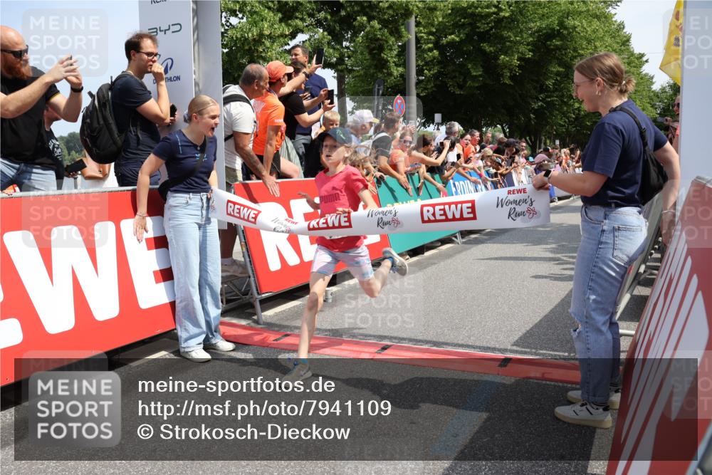 15.06.2025 - REWE Women's Run Strokosch-Dieckow http://msf.ph/oto/7941109 15.06.2025 11:33:36 Ziel 203, 209, 315 meine-sportfotos.de