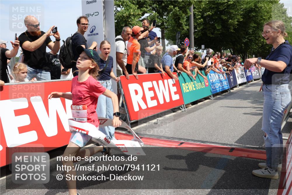 15.06.2025 - REWE Women's Run Strokosch-Dieckow http://msf.ph/oto/7941121 15.06.2025 11:33:36 Ziel 203, 209, 315 meine-sportfotos.de