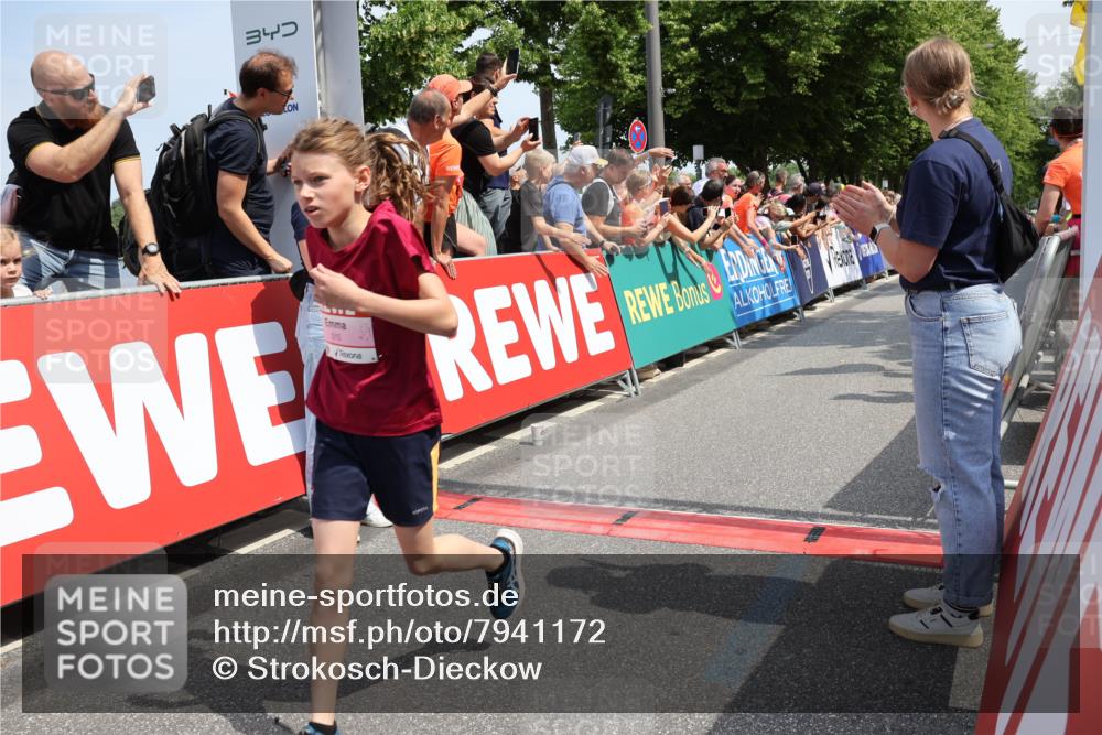 15.06.2025 - REWE Women's Run Strokosch-Dieckow http://msf.ph/oto/7941172 15.06.2025 11:33:42 Ziel 203, 209, 222, 315 meine-sportfotos.de