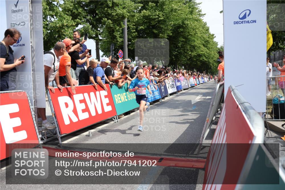 15.06.2025 - REWE Women's Run Strokosch-Dieckow http://msf.ph/oto/7941202 15.06.2025 11:33:48 Ziel 222, 315 meine-sportfotos.de