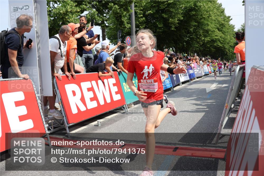 15.06.2025 - REWE Women's Run Strokosch-Dieckow http://msf.ph/oto/7941375 15.06.2025 11:34:04 Ziel 130, 132, 151, 158, 187, 204, 244, 249, 292 meine-sportfotos.de
