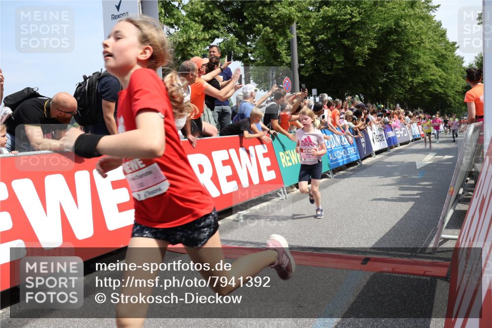 15.06.2025 - REWE Women's Run Strokosch-Dieckow http://msf.ph/oto/7941392 15.06.2025 11:34:04 Ziel 130, 132, 151, 158, 187, 204, 244, 249, 292 meine-sportfotos.de