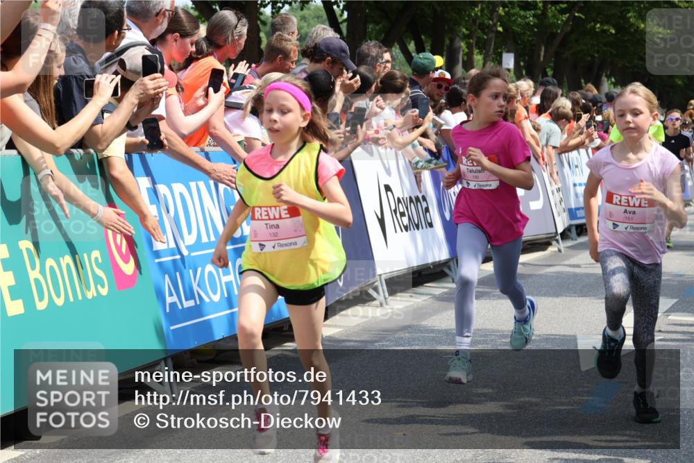 15.06.2025 - REWE Women's Run Strokosch-Dieckow http://msf.ph/oto/7941433 15.06.2025 11:34:07 Ziel 130, 132, 151, 158, 244, 276, 292, 322 meine-sportfotos.de