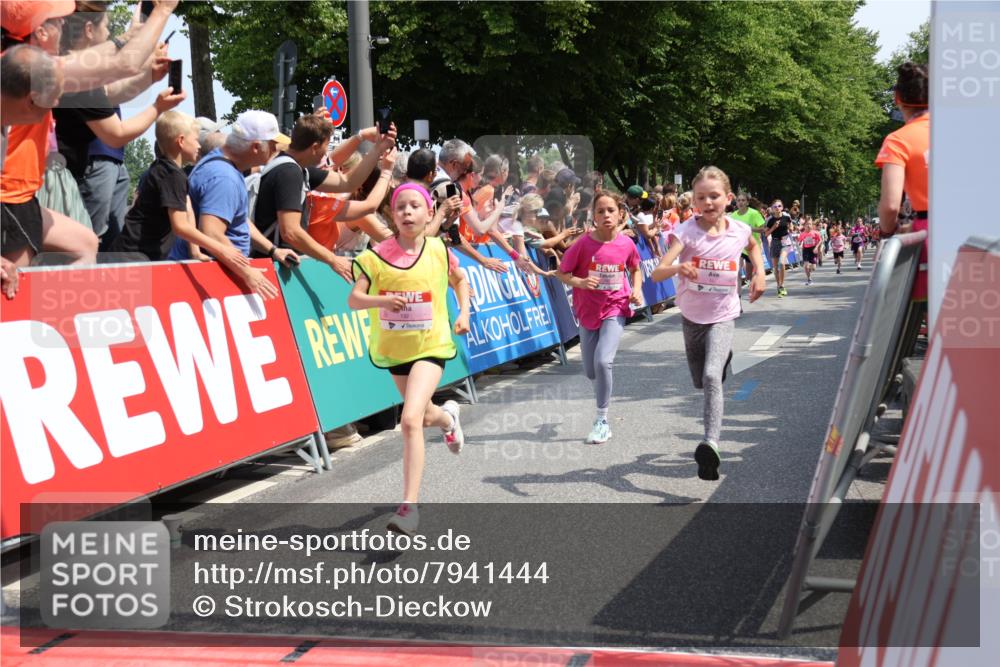 15.06.2025 - REWE Women's Run Strokosch-Dieckow http://msf.ph/oto/7941444 15.06.2025 11:34:08 Ziel 130, 132, 142, 151, 158, 244, 267, 276, 292, 322 meine-sportfotos.de