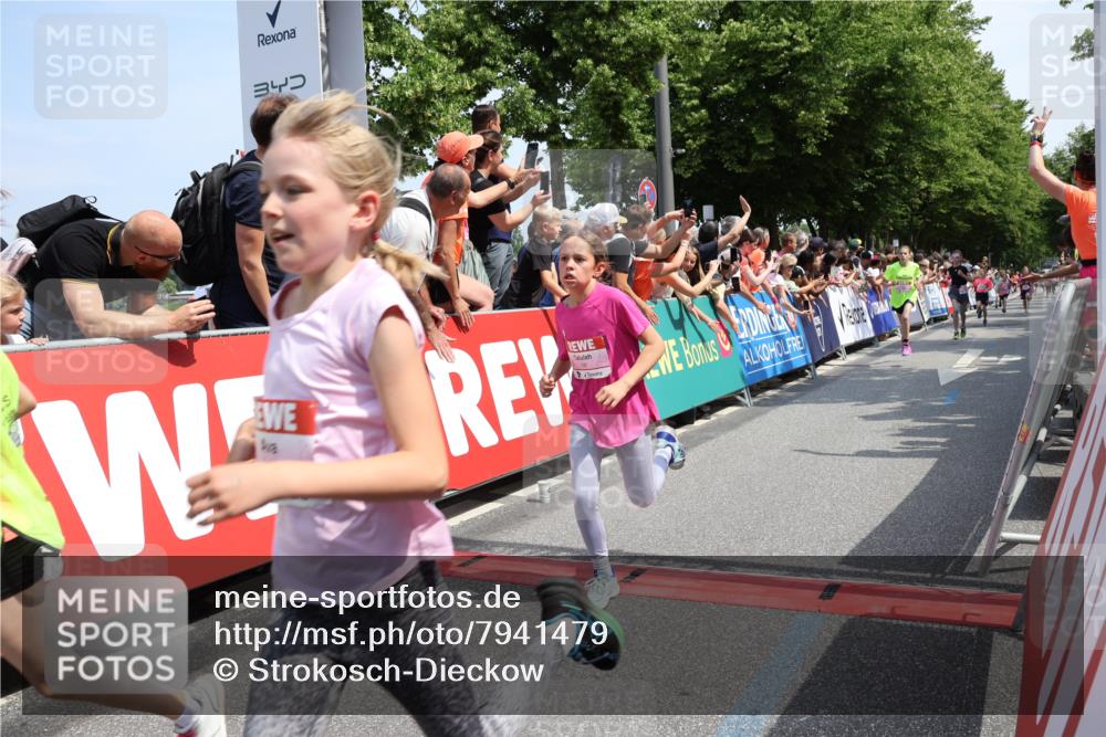15.06.2025 - REWE Women's Run Strokosch-Dieckow http://msf.ph/oto/7941479 15.06.2025 11:34:09 Ziel 130, 132, 142, 151, 158, 242, 267, 276, 292, 322 meine-sportfotos.de
