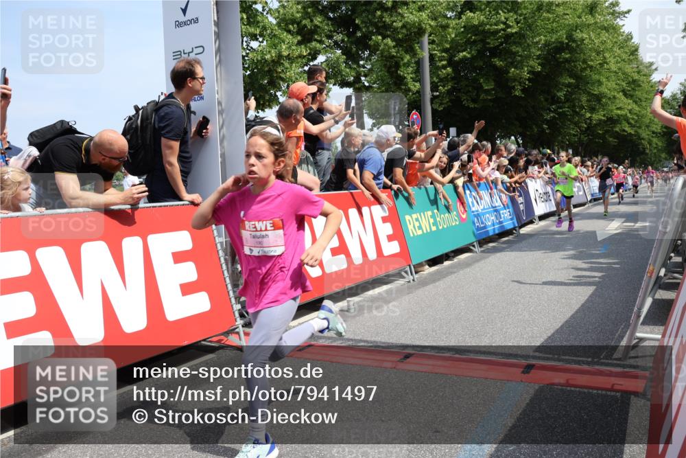 15.06.2025 - REWE Women's Run Strokosch-Dieckow http://msf.ph/oto/7941497 15.06.2025 11:34:09 Ziel 130, 132, 142, 151, 158, 242, 267, 276, 292, 322 meine-sportfotos.de