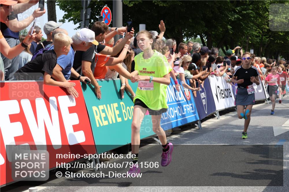 15.06.2025 - REWE Women's Run Strokosch-Dieckow http://msf.ph/oto/7941506 15.06.2025 11:34:11 Ziel 130, 132, 142, 144, 151, 158, 242, 267, 276, 292, 322 meine-sportfotos.de