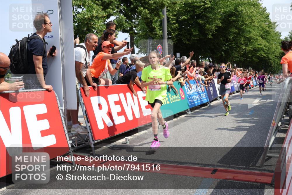 15.06.2025 - REWE Women's Run Strokosch-Dieckow http://msf.ph/oto/7941516 15.06.2025 11:34:11 Ziel 130, 132, 142, 144, 151, 158, 242, 267, 276, 292, 322 meine-sportfotos.de
