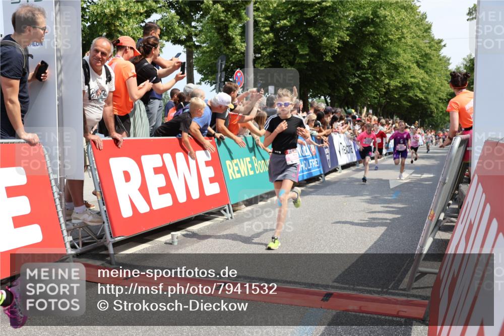 15.06.2025 - REWE Women's Run Strokosch-Dieckow http://msf.ph/oto/7941532 15.06.2025 11:34:12 Ziel 130, 132, 142, 144, 151, 158, 186, 242, 267, 276, 291, 322 meine-sportfotos.de