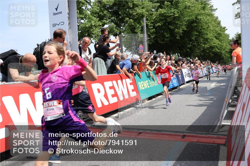15.06.2025 - REWE Women's Run Strokosch-Dieckow http://msf.ph/oto/7941591 15.06.2025 11:34:14 Ziel 130, 132, 142, 144, 151, 186, 195, 242, 267, 276, 291, 322 meine-sportfotos.de