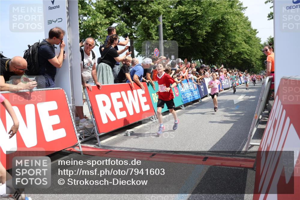 15.06.2025 - REWE Women's Run Strokosch-Dieckow http://msf.ph/oto/7941603 15.06.2025 11:34:15 Ziel 130, 132, 142, 144, 151, 186, 195, 242, 267, 276, 291, 322 meine-sportfotos.de