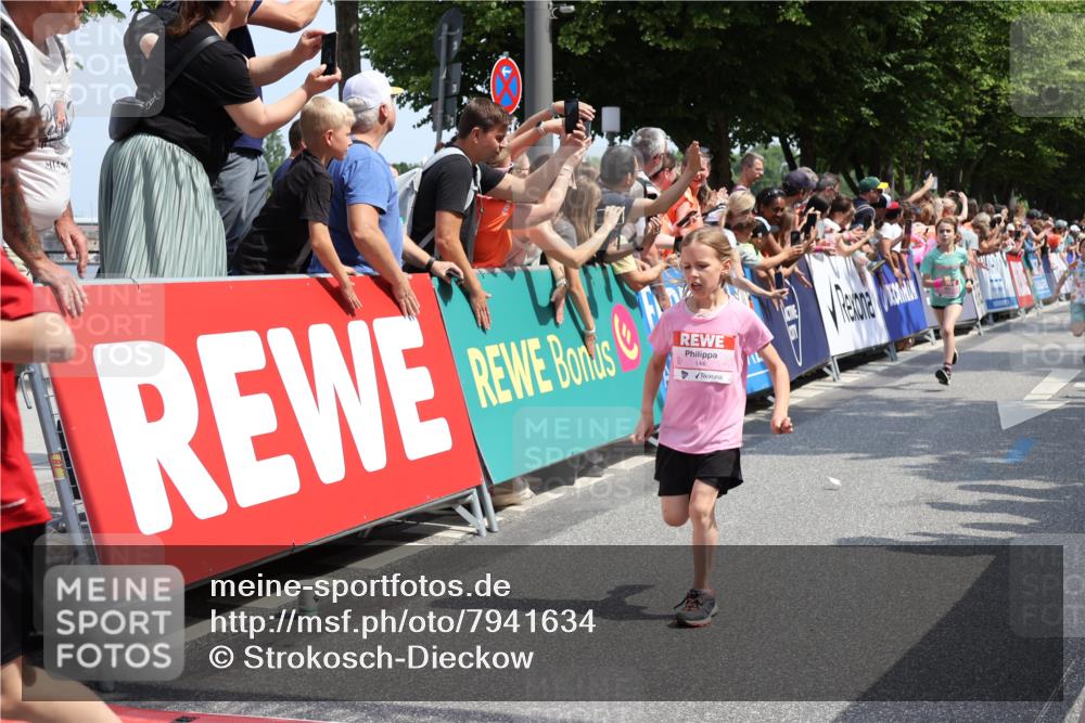 15.06.2025 - REWE Women's Run Strokosch-Dieckow http://msf.ph/oto/7941634 15.06.2025 11:34:15 Ziel 130, 132, 142, 144, 151, 186, 195, 242, 267, 276, 291, 322 meine-sportfotos.de