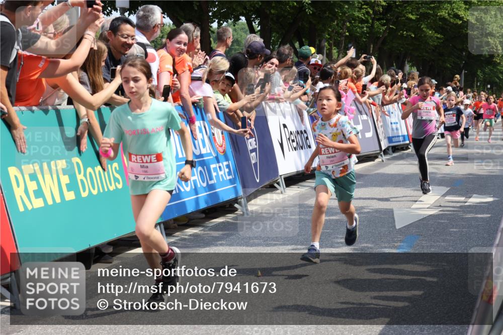 15.06.2025 - REWE Women's Run Strokosch-Dieckow http://msf.ph/oto/7941673 15.06.2025 11:34:17 Ziel 142, 144, 184, 186, 195, 242, 267, 276, 288, 291, 322 meine-sportfotos.de
