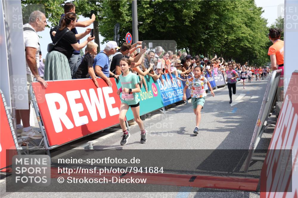 15.06.2025 - REWE Women's Run Strokosch-Dieckow http://msf.ph/oto/7941684 15.06.2025 11:34:18 Ziel 142, 144, 184, 186, 195, 242, 267, 276, 288, 291, 322 meine-sportfotos.de