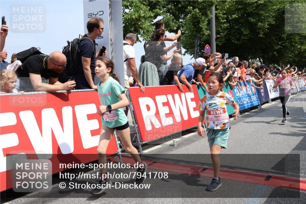 15.06.2025 - REWE Women's Run Strokosch-Dieckow http://msf.ph/oto/7941708 15.06.2025 11:34:18 Ziel 142, 144, 184, 186, 195, 242, 267, 276, 288, 291, 322 meine-sportfotos.de