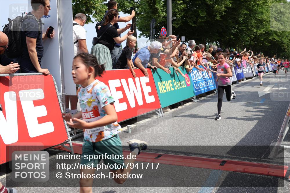 15.06.2025 - REWE Women's Run Strokosch-Dieckow http://msf.ph/oto/7941717 15.06.2025 11:34:19 Ziel 142, 144, 184, 185, 186, 195, 242, 267, 276, 288, 291 meine-sportfotos.de