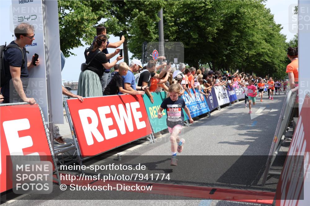 15.06.2025 - REWE Women's Run Strokosch-Dieckow http://msf.ph/oto/7941774 15.06.2025 11:34:21 Ziel 110, 142, 144, 154, 184, 185, 186, 195, 234, 242, 267, 283, 288, 291, 306 meine-sportfotos.de