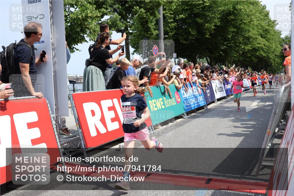 15.06.2025 - REWE Women's Run Strokosch-Dieckow http://msf.ph/oto/7941784 15.06.2025 11:34:22 Ziel 110, 144, 154, 184, 185, 186, 192, 195, 234, 242, 283, 288, 291, 306 meine-sportfotos.de