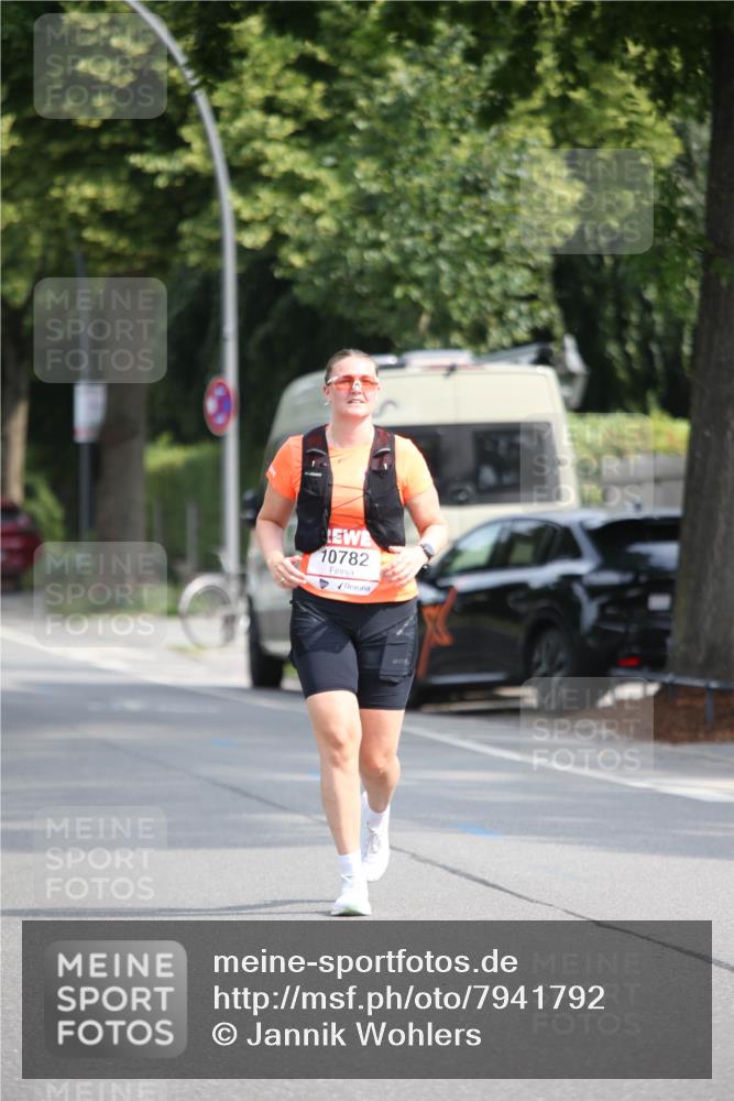 15.06.2025 - REWE Women's Run Jannik Wohlers http://msf.ph/oto/7941792 15.06.2025 09:59:34 Laufen 74, 10782 meine-sportfotos.de