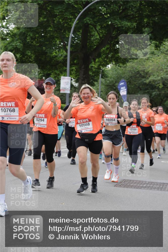 15.06.2025 - REWE Women's Run Jannik Wohlers http://msf.ph/oto/7941799 15.06.2025 08:28:25 Laufen 10768, 10294, 1043, 10568, 10354, 10168, 10336 meine-sportfotos.de