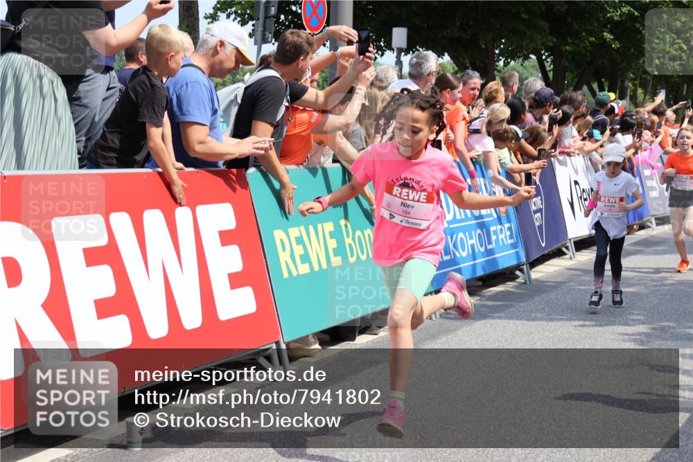 15.06.2025 - REWE Women's Run Strokosch-Dieckow http://msf.ph/oto/7941802 15.06.2025 11:34:23 Ziel 110, 144, 154, 184, 185, 186, 188, 192, 195, 234, 283, 288, 291, 306 meine-sportfotos.de