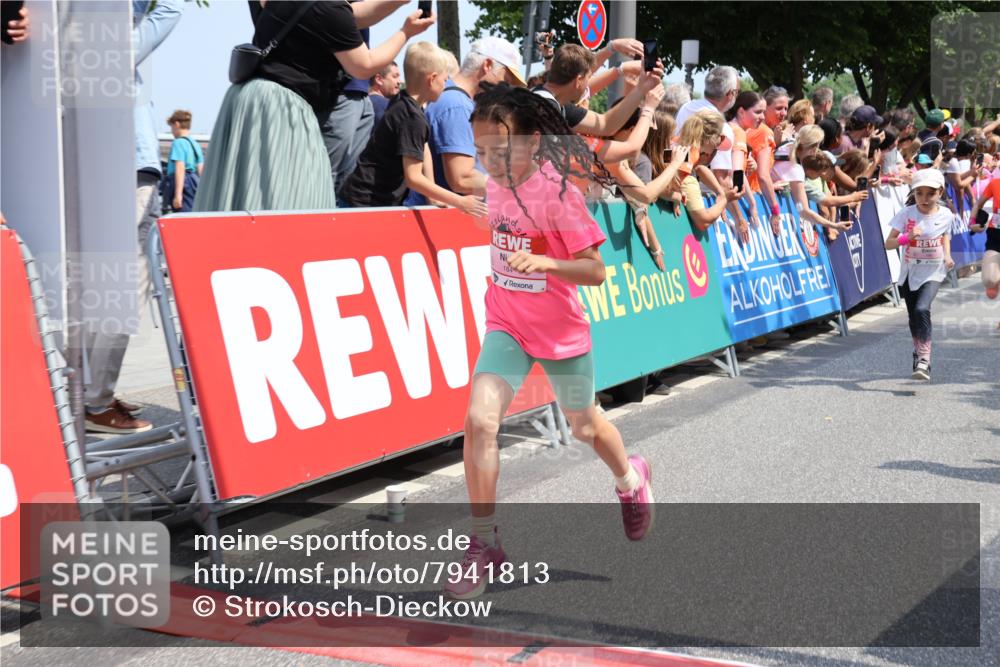 15.06.2025 - REWE Women's Run Strokosch-Dieckow http://msf.ph/oto/7941813 15.06.2025 11:34:23 Ziel 110, 144, 154, 184, 185, 186, 188, 192, 195, 234, 283, 288, 291, 306 meine-sportfotos.de