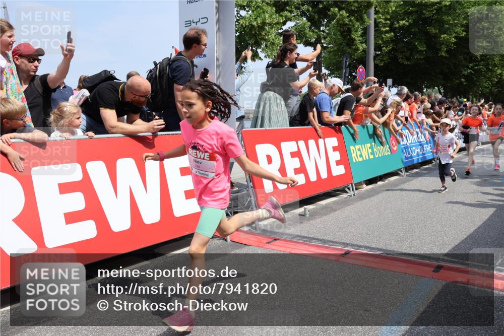 15.06.2025 - REWE Women's Run Strokosch-Dieckow http://msf.ph/oto/7941820 15.06.2025 11:34:24 Ziel 110, 154, 184, 185, 186, 188, 192, 195, 217, 234, 283, 288, 291, 306 meine-sportfotos.de