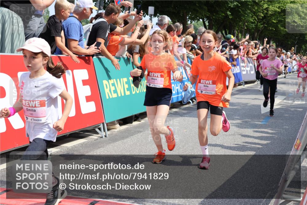 15.06.2025 - REWE Women's Run Strokosch-Dieckow http://msf.ph/oto/7941829 15.06.2025 11:34:25 Ziel 110, 154, 157, 163, 184, 185, 186, 188, 192, 195, 217, 234, 237, 283, 288, 291, 306 meine-sportfotos.de