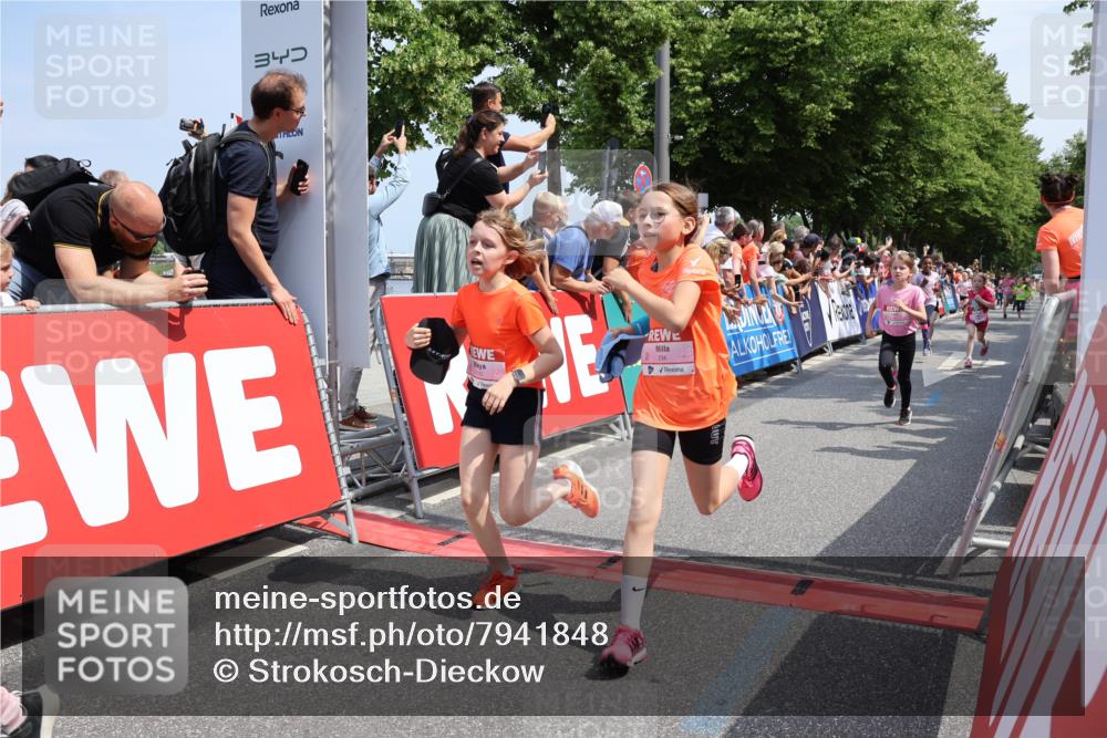 15.06.2025 - REWE Women's Run Strokosch-Dieckow http://msf.ph/oto/7941848 15.06.2025 11:34:26 Ziel 110, 154, 157, 163, 180, 184, 185, 188, 192, 195, 217, 234, 237, 283, 288, 306 meine-sportfotos.de