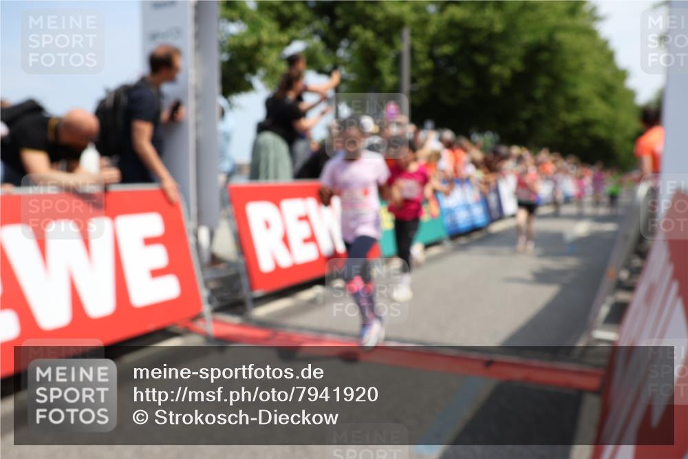 15.06.2025 - REWE Women's Run Strokosch-Dieckow http://msf.ph/oto/7941920 15.06.2025 11:34:29 Ziel 110, 146, 154, 157, 163, 178, 180, 184, 185, 188, 192, 217, 234, 237, 283, 288, 306, 314 meine-sportfotos.de