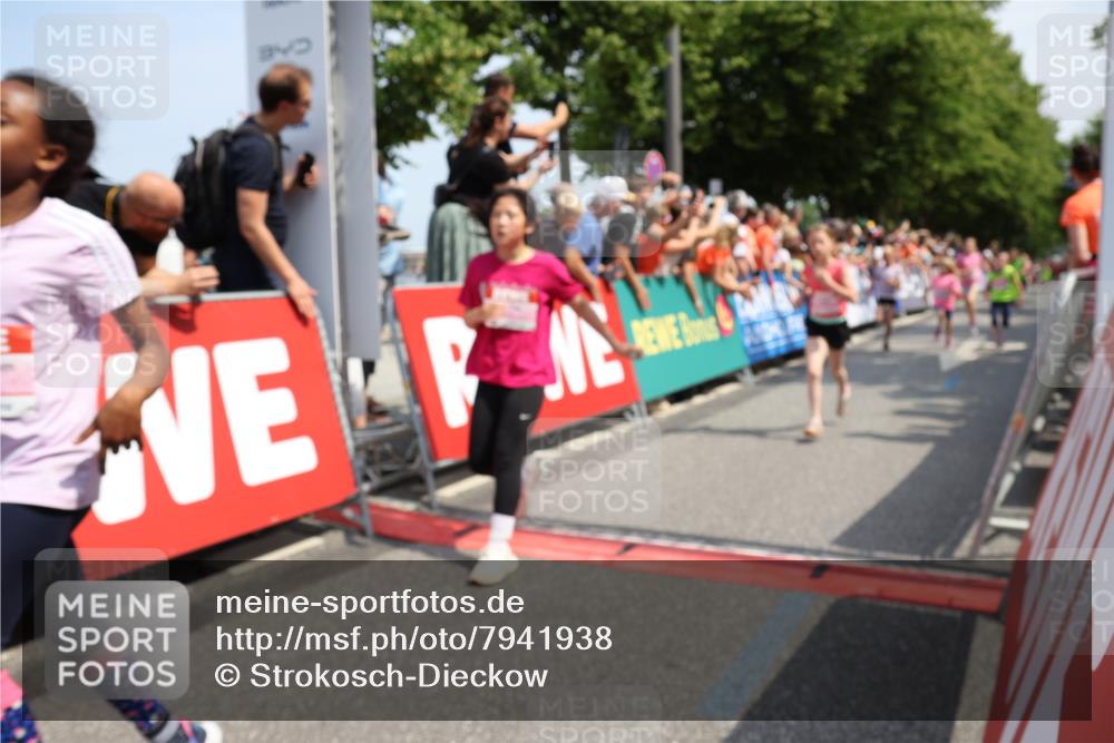 15.06.2025 - REWE Women's Run Strokosch-Dieckow http://msf.ph/oto/7941938 15.06.2025 11:34:29 Ziel 110, 146, 154, 157, 163, 178, 180, 184, 185, 188, 192, 217, 234, 237, 283, 288, 306, 314 meine-sportfotos.de