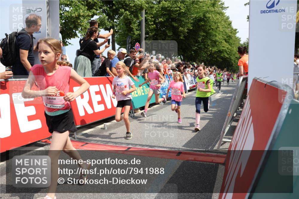 15.06.2025 - REWE Women's Run Strokosch-Dieckow http://msf.ph/oto/7941988 15.06.2025 11:34:31 Ziel 110, 146, 150, 154, 157, 163, 178, 180, 185, 188, 192, 217, 234, 237, 283, 306, 314 meine-sportfotos.de