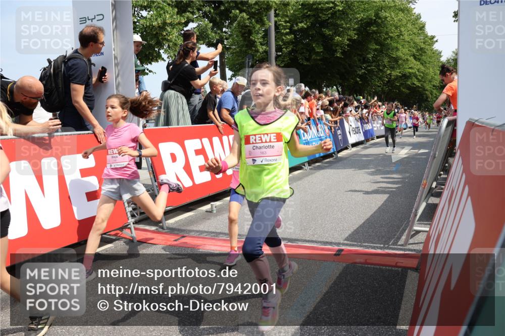 15.06.2025 - REWE Women's Run Strokosch-Dieckow http://msf.ph/oto/7942001 15.06.2025 11:34:32 Ziel 110, 146, 150, 154, 157, 163, 167, 178, 180, 185, 188, 192, 217, 234, 237, 283, 306, 314 meine-sportfotos.de
